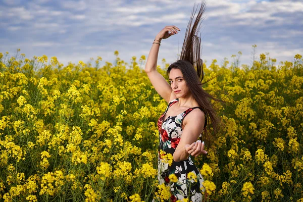 Porträtt Vacker Latinamerikansk Ung Kvinna Blommig Klänning Canola Fält Slutet — Stockfoto