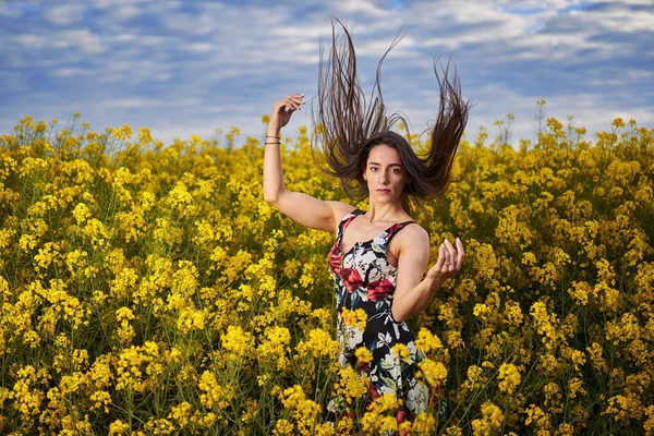 Portrét Krásné Hispánské Mladé Ženy Květinových Šatech Kanolovém Poli Konci — Stock fotografie
