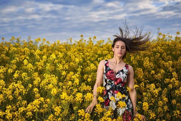 Porträtt Vacker Latinamerikansk Ung Kvinna Blommig Klänning Canola Fält Slutet — Stockfoto
