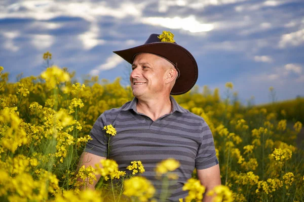 Tarladaki Kanola Çiftliğinde Bir Çiftçinin Portresi — Stok fotoğraf