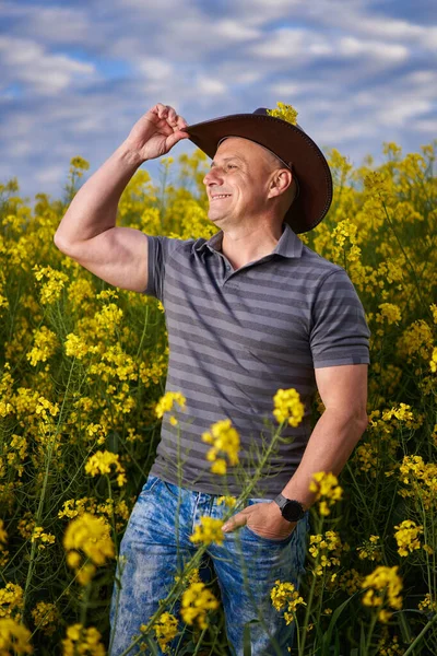 Porträt Eines Bauern Auf Seiner Rapsplantage Auf Dem Feld — Stockfoto