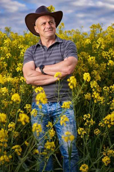 Portrait Agriculteur Dans Plantation Canola Dans Champ — Photo