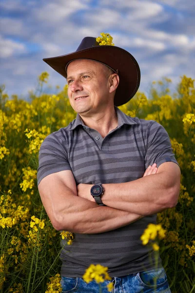 Portret Van Een Boer Zijn Canola Plantage Het Veld — Stockfoto