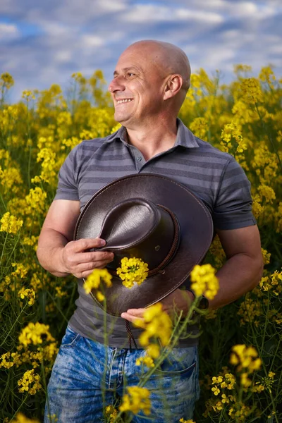 Portrét Farmáře Jeho Kanolové Plantáži Poli — Stock fotografie