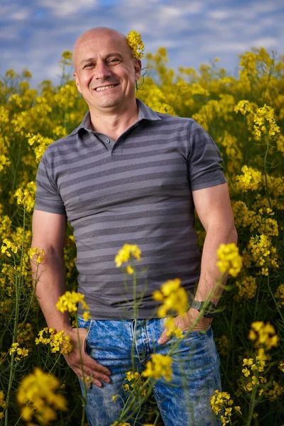畑の菜の花畑に農民の肖像画 — ストック写真