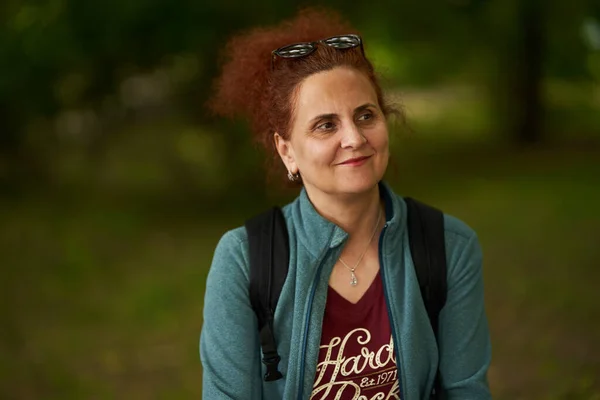 公園の外で巻き毛の赤毛の女性の肖像画 — ストック写真