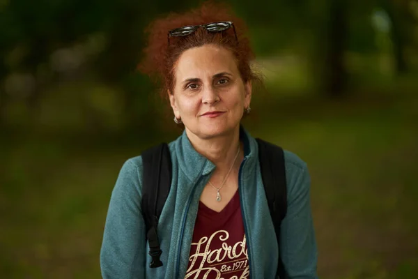 Πορτρέτο Ενός Σγουρά Μαλλιά Κοκκινομάλλα Γυναίκα Υπαίθρια Στο Πάρκο — Φωτογραφία Αρχείου
