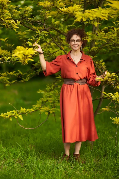 Portret Van Een Krullende Roodharige Vrouw Buiten Het Park — Stockfoto