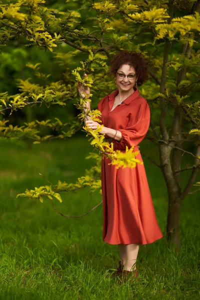 Ritratto Una Donna Capelli Ricci Rossa All Aperto Nel Parco — Foto Stock