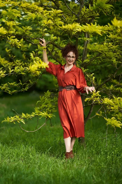Parktaki Kıvırcık Saçlı Kızıl Saçlı Kadının Portresi — Stok fotoğraf