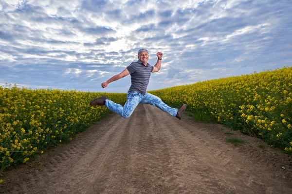 Щасливий Фермер Стрибає Радістю Своєму Полі Каналу Заході Сонця — стокове фото