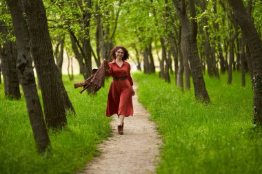 Parktaki güzel kıvırcık saçlı kadının samimi portresi.