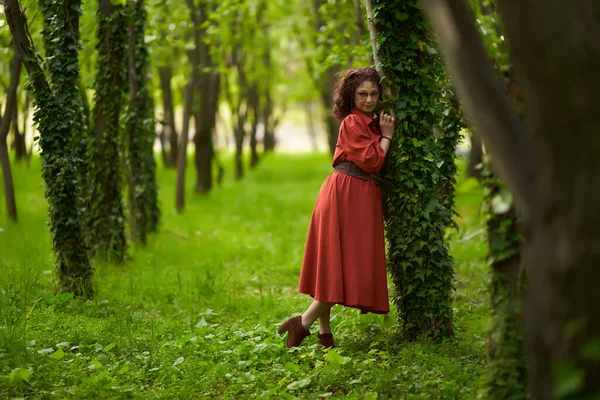 Ärligt Porträtt Vacker Mogen Lockigt Hår Kvinna Parken — Stockfoto