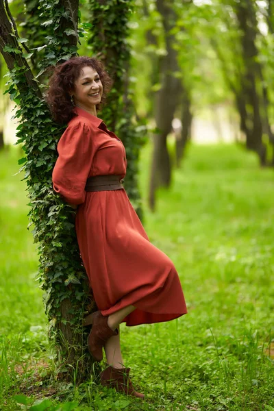 Ehrliches Porträt Einer Schönen Reifen Frau Mit Lockigem Haar Park — Stockfoto