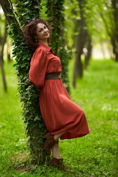 공원에 아름다운 곱슬머리 여자의 — 스톡 사진