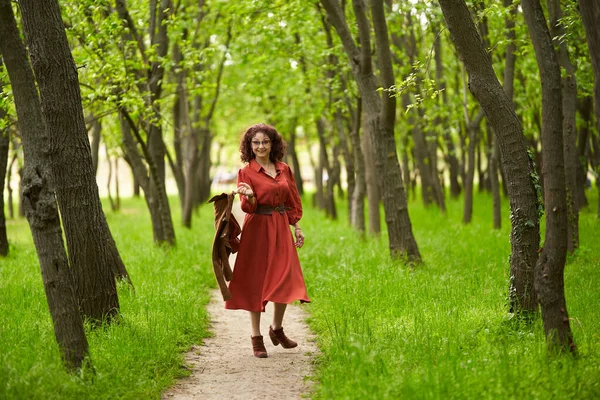 공원에 아름다운 곱슬머리 여자의 — 스톡 사진