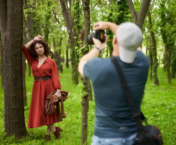 Kameralı Kıvırcık Saçlı Fotoğrafçı Parkta Olgun Bir Kadın Model — Stok fotoğraf