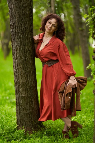 Retrato Franco Una Hermosa Mujer Madura Pelo Rizado Parque —  Fotos de Stock