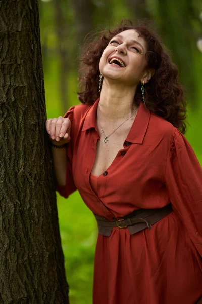Retrato Franco Una Hermosa Mujer Madura Pelo Rizado Parque —  Fotos de Stock