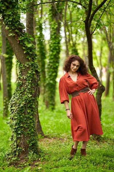Parktaki Güzel Kıvırcık Saçlı Kadının Samimi Portresi — Stok fotoğraf