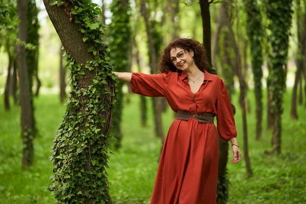 Retrato Franco Una Hermosa Mujer Madura Pelo Rizado Parque — Foto de Stock