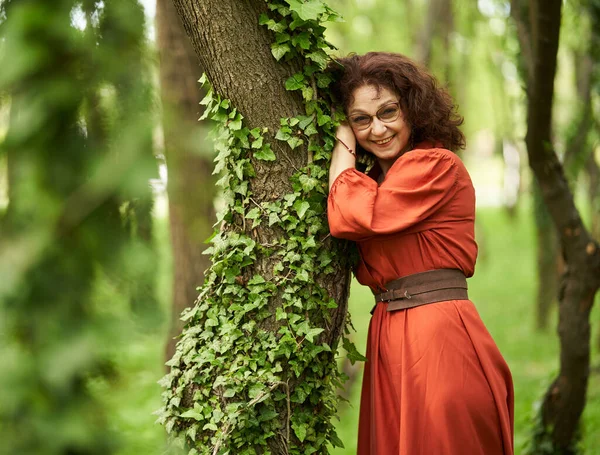 Retrato Franco Una Hermosa Mujer Madura Pelo Rizado Parque — Foto de Stock