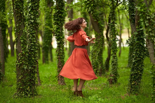 Candid Portret Van Een Mooie Volwassen Krullend Haar Vrouw Dansen — Stockfoto