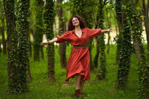 Parkta Mutlu Dans Eden Güzel Kıvırcık Saçlı Bir Kadının Samimi — Stok fotoğraf