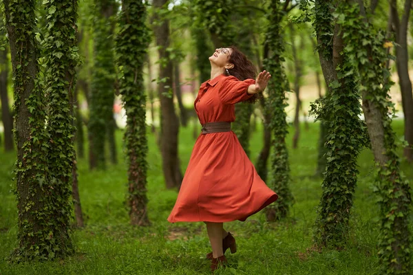 공원에서 행복하게 아름다운 곱슬머리 여자의 아름다운 초상화 — 스톡 사진