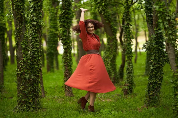 Откровенный Портрет Красивой Зрелой Кудрявой Женщины Танцующей Счастливо Парке — стоковое фото