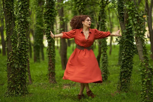 Відвертий Портрет Красивої Зрілої Кучерявої Жінки Яка Танцює Щасливо Парку — стокове фото
