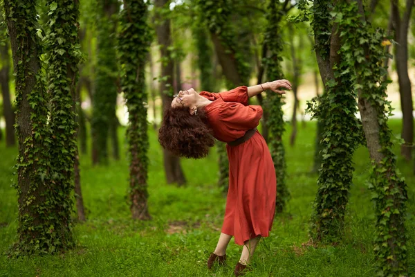 Upřímný Portrét Krásné Zralý Kudrnaté Vlasy Žena Tančí Šťastný Parku — Stock fotografie