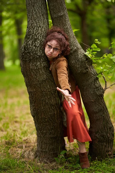 Παιχνιδιάρα Ώριμη Γυναίκα Στο Πάρκο Κολλήσει Ανάμεσα Δύο Δέντρα — Φωτογραφία Αρχείου