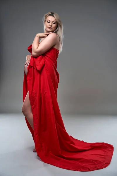 Όμορφη Έγκυος Νεαρή Ξανθιά Γυναίκα Κόκκινο Κυματιστό Φύλλο Γκρι Φόντο — Φωτογραφία Αρχείου