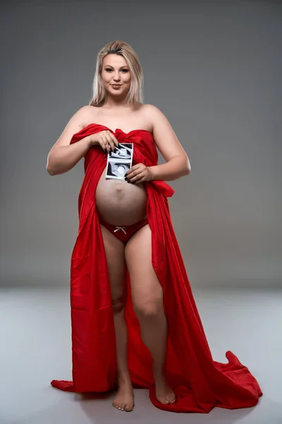 Mooie Zwangere Jonge Blonde Vrouw Rood Golvend Blad Grijze Achtergrond — Stockfoto