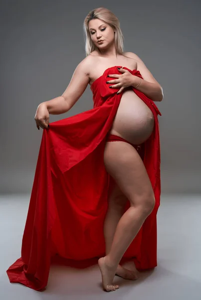 Krásná Těhotná Mladá Blondýna Žena Červené Vlnitý List Šedém Pozadí — Stock fotografie
