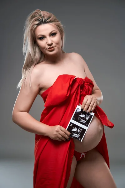 Gri Arka Planda Kırmızı Dalgalı Çarşaflı Güzel Hamile Sarışın Kadın — Stok fotoğraf