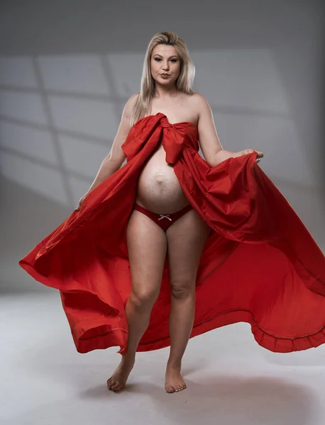Vacker Gravid Ung Blond Kvinna Rött Vågigt Ark Grå Bakgrund — Stockfoto