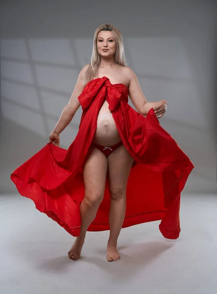 Mooie Zwangere Jonge Blonde Vrouw Rood Golvend Blad Grijze Achtergrond — Stockfoto