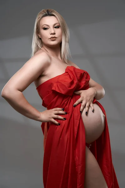 Schöne Schwangere Junge Blonde Frau Rotem Welligem Laken Auf Grauem — Stockfoto