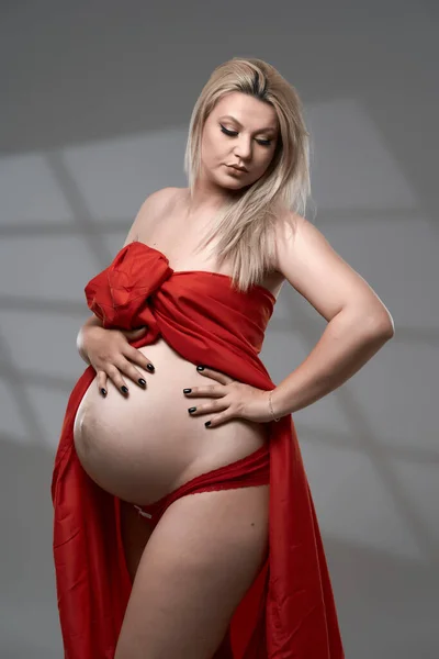 Frumos Gravidă Tânără Blondă Femeie Roșu Ondulat Foaie Fundal Gri — Fotografie, imagine de stoc