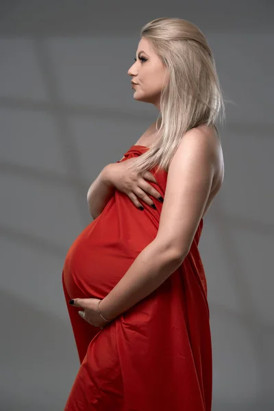 Hermosa Mujer Rubia Joven Embarazada Hoja Ondulada Roja Sobre Fondo — Foto de Stock