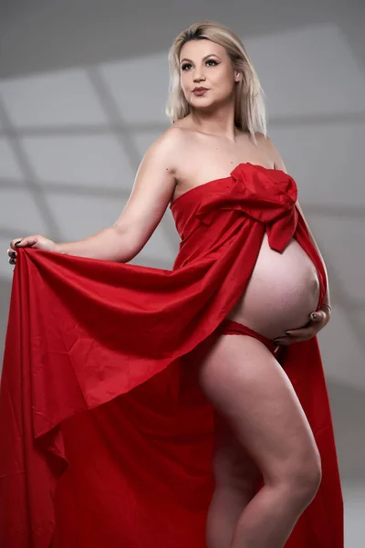Hermosa Mujer Rubia Joven Embarazada Hoja Ondulada Roja Sobre Fondo —  Fotos de Stock