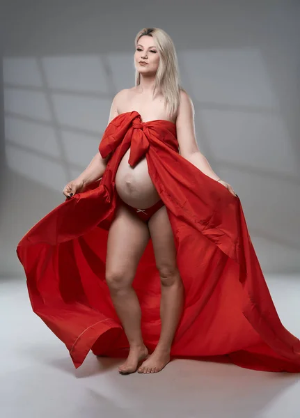 Hermosa Mujer Rubia Joven Embarazada Hoja Ondulada Roja Sobre Fondo —  Fotos de Stock