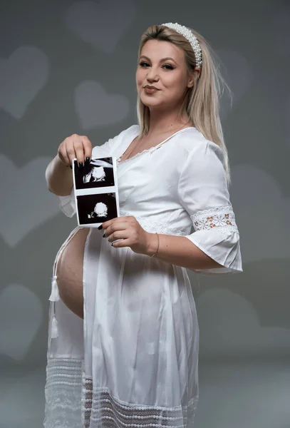 Beautiful Pregnant Young Blonde Woman White Gown Gray Background — Stock Photo, Image