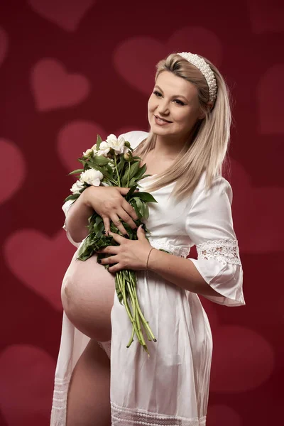 Schöne Schwangere Junge Blonde Frau Weißen Dessous Auf Rotem Hintergrund — Stockfoto