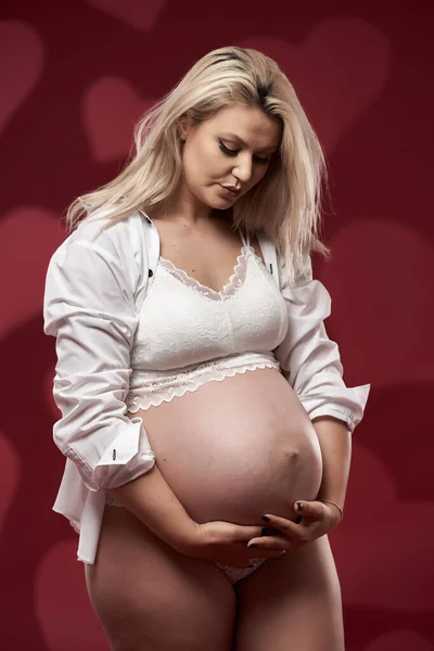 Schöne Schwangere Junge Blonde Frau Weißen Dessous Auf Rotem Hintergrund — Stockfoto