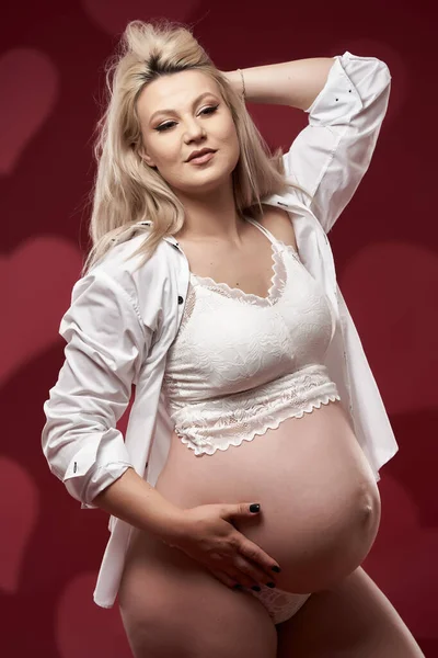 Smuk Gravid Ung Blondine Kvinde Hvidt Lingeri Rød Baggrund - Stock-foto