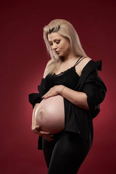Hermosa Embarazada Joven Rubia Lencería Negra Sobre Fondo Rojo — Foto de Stock