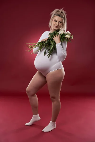 Mooi Zwanger Jong Blond Vrouw Wit Lingerie Poseren Rood Achtergrond — Stockfoto